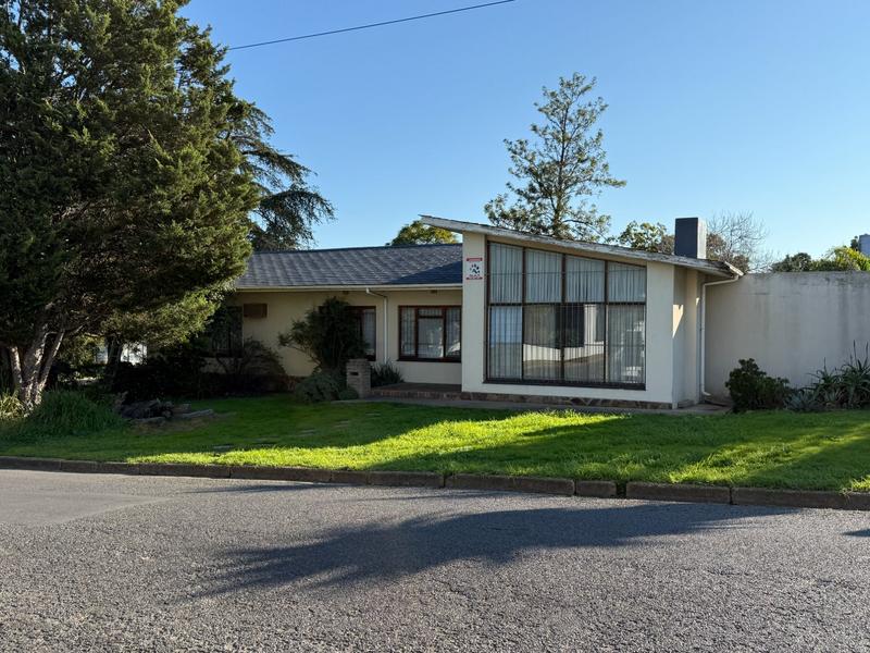 4 Bedroom Property for Sale in Bergzicht Western Cape